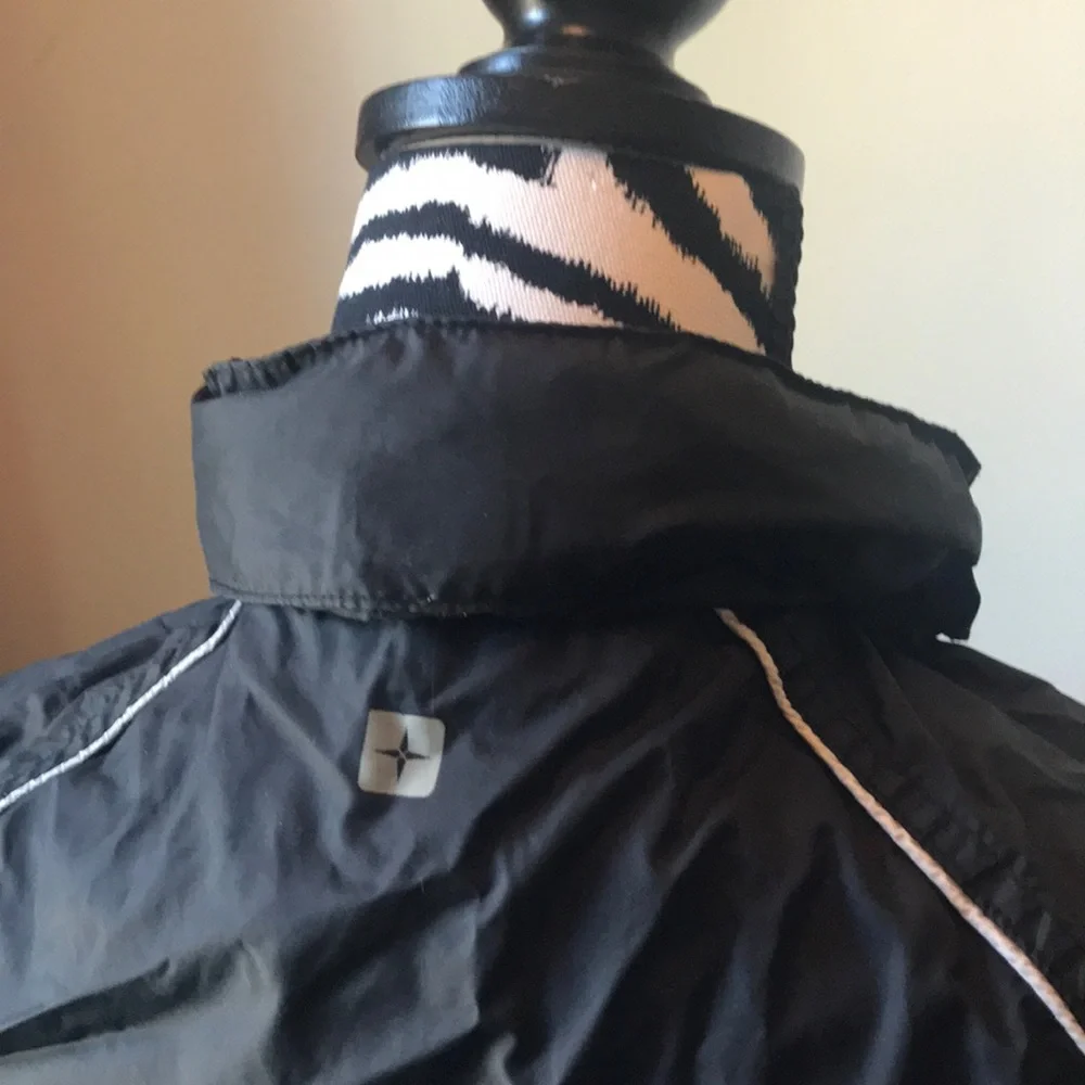 Mountain Hardware black windbreaker size 12